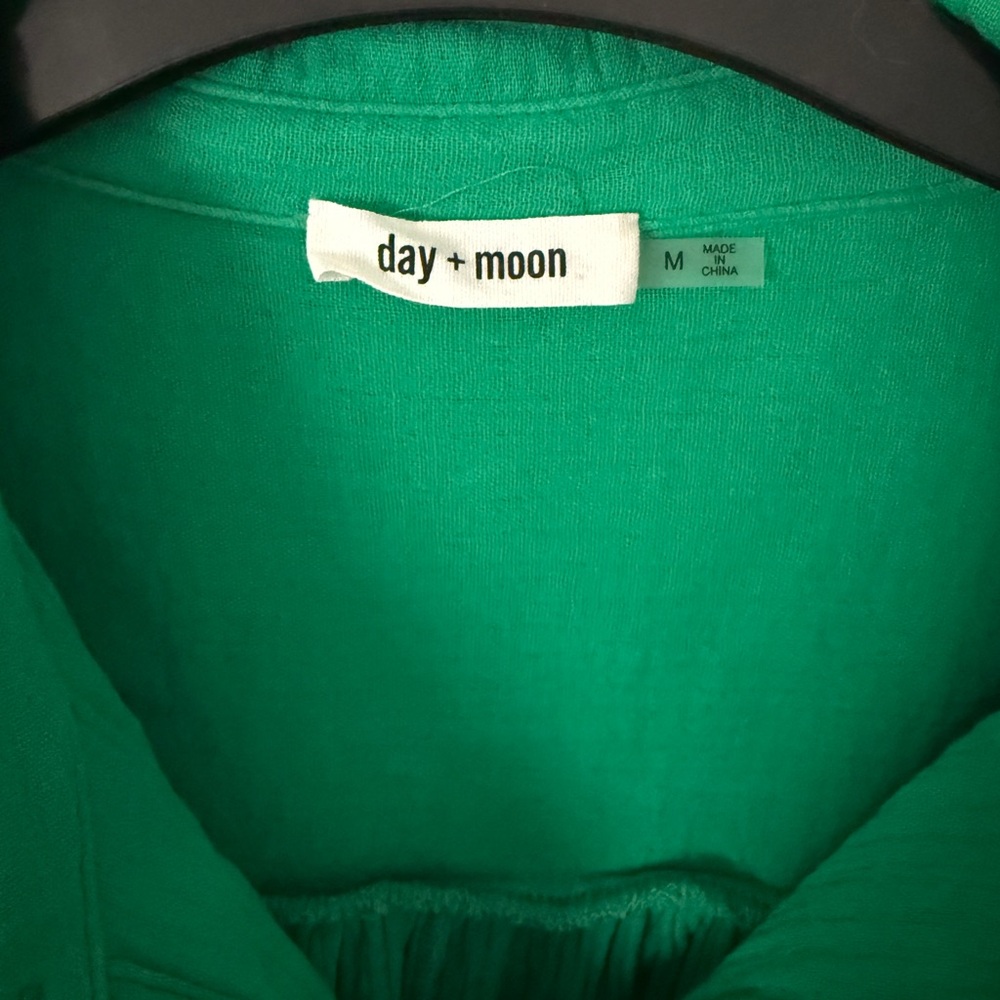 Cropped Green Button-Up Women's Top - Picture 2 of 4